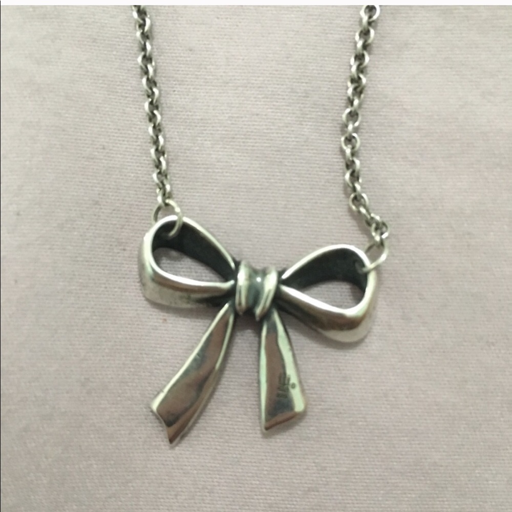 Bow necklace